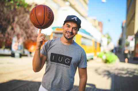 Admir Lukacevic med en basketboll